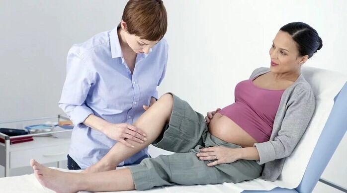 Examen des jambes à la recherche de varices pendant la grossesse